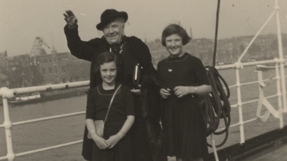 Britta und Marianne Lion beim Abschied von Omi Bayerthal auf dem Schiff Richtung Amerika, Okt. 1937